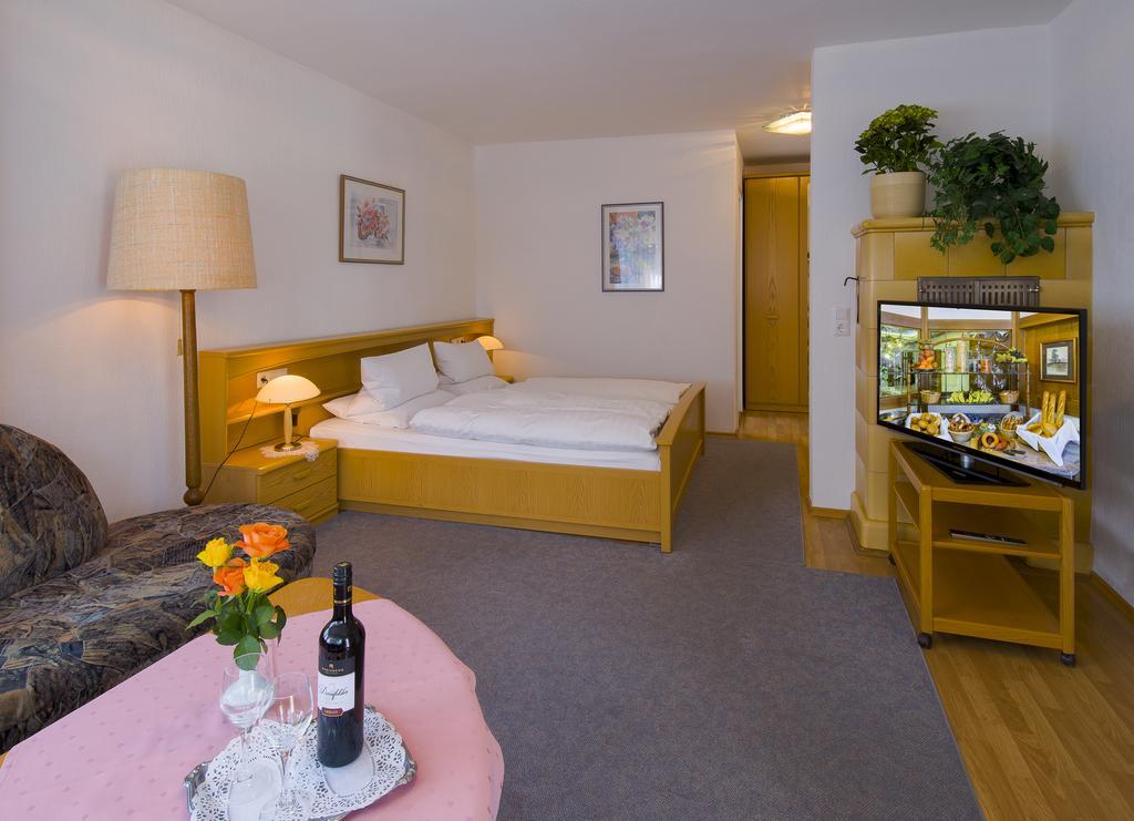 Hotel Schloessmann Garni Bad Konig Bilik gambar